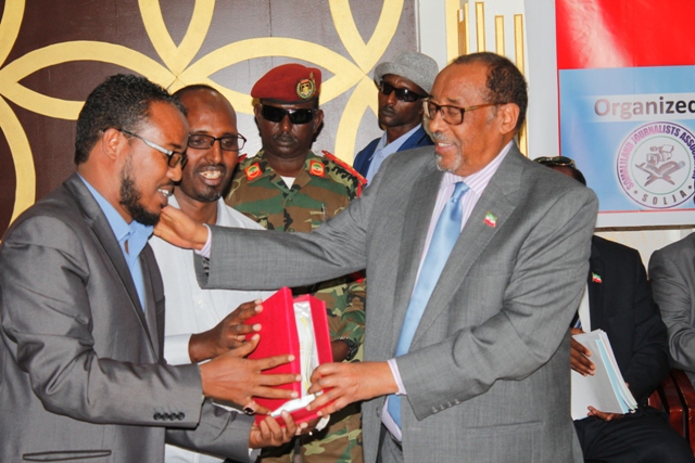 President handing over Cawke Media Award Winner Mr. Khadar Cakule.